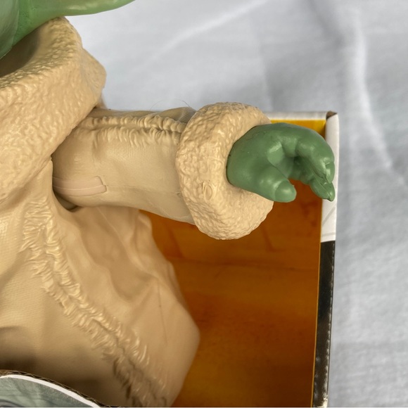 Mandalorian the child STAR WARS figure Disney /Hasbro - Picture 3 of 16